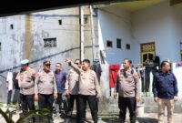 Kapolres Pelabuhan Makassar AKBP Yudi Frianto didampingi Wakapolres Kompol Sugeng meninjau lokasi pembangunan bedah rumah, Jum'at , (19/04/2024).