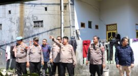 Kapolres Pelabuhan Makassar AKBP Yudi Frianto didampingi Wakapolres Kompol Sugeng meninjau lokasi pembangunan bedah rumah, Jum'at , (19/04/2024).