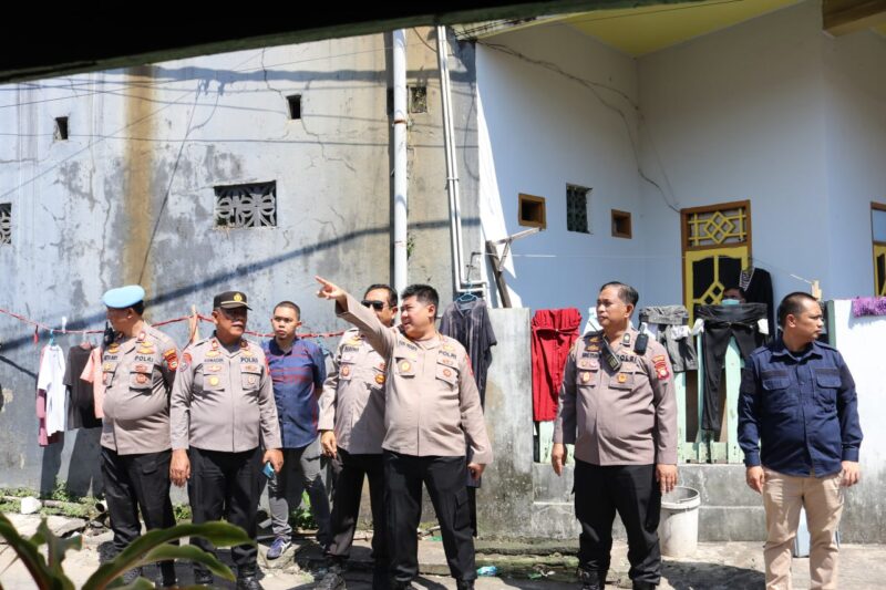 Kapolres Pelabuhan Makassar AKBP Yudi Frianto didampingi Wakapolres Kompol Sugeng meninjau lokasi pembangunan bedah rumah, Jum'at , (19/04/2024).