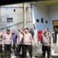 Kapolres Pelabuhan Makassar AKBP Yudi Frianto didampingi Wakapolres Kompol Sugeng meninjau lokasi pembangunan bedah rumah, Jum'at , (19/04/2024).