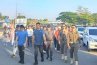 Jalan santai dan senam bersama diikuti oleh berbagai kalangan di lingkup pemerintah Kota Makassar berlokasi di lego-lego, kawasan CPI Makassar, Jalan Metro Jaya Tanjung Bunga Makassar, Minggu 6 Oktober 2024.