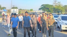 Jalan santai dan senam bersama diikuti oleh berbagai kalangan di lingkup pemerintah Kota Makassar berlokasi di lego-lego, kawasan CPI Makassar, Jalan Metro Jaya Tanjung Bunga Makassar, Minggu 6 Oktober 2024.