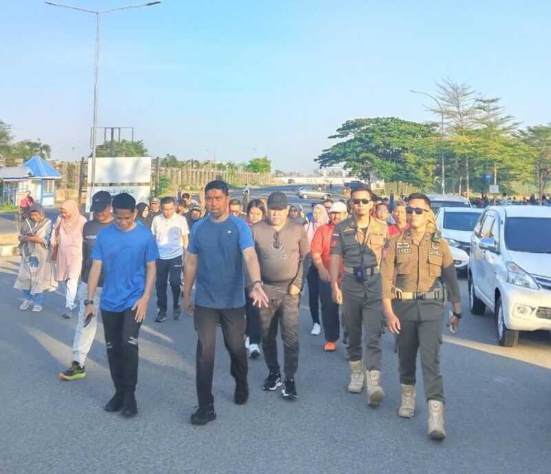 Jalan santai dan senam bersama diikuti oleh berbagai kalangan di lingkup pemerintah Kota Makassar berlokasi di lego-lego, kawasan CPI Makassar, Jalan Metro Jaya Tanjung Bunga Makassar, Minggu 6 Oktober 2024.