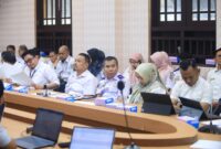 Kadishub Kota Makassar, Zainal Ibrahim menghadiri rapat evaluasi didampingi Kepala Bidang Angkutan, Jusman Hattu, Kepala Bidang Perlengkapan Jalan, Andi Cendrawati, dan Plh Kepala UPT Penerangan Jalan Umum, Hajrah.