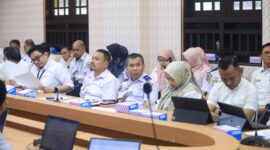 Kadishub Kota Makassar, Zainal Ibrahim menghadiri rapat evaluasi didampingi Kepala Bidang Angkutan, Jusman Hattu, Kepala Bidang Perlengkapan Jalan, Andi Cendrawati, dan Plh Kepala UPT Penerangan Jalan Umum, Hajrah.