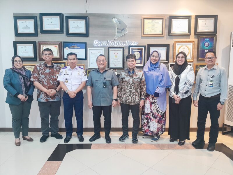 Kepala Dinas Perhubungan Kota Makassar, Zainal Ibrahim hadiri presentasi di Ruang Rapat Bank Sulselbar Lt. 3, Jl. Dr. Ratulangi No.16 Makassar. Senin 7 Oktober 2024.