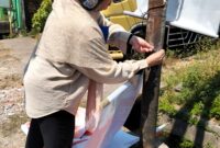 Aksi seorang wanita paruh baya ternyata tertangkap kamera awak media sehingga dengan mudah menjadi perbincangan di berbagai kalangan dan beragam tanggapan.