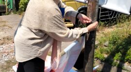 Aksi seorang wanita paruh baya ternyata tertangkap kamera awak media sehingga dengan mudah menjadi perbincangan di berbagai kalangan dan beragam tanggapan.