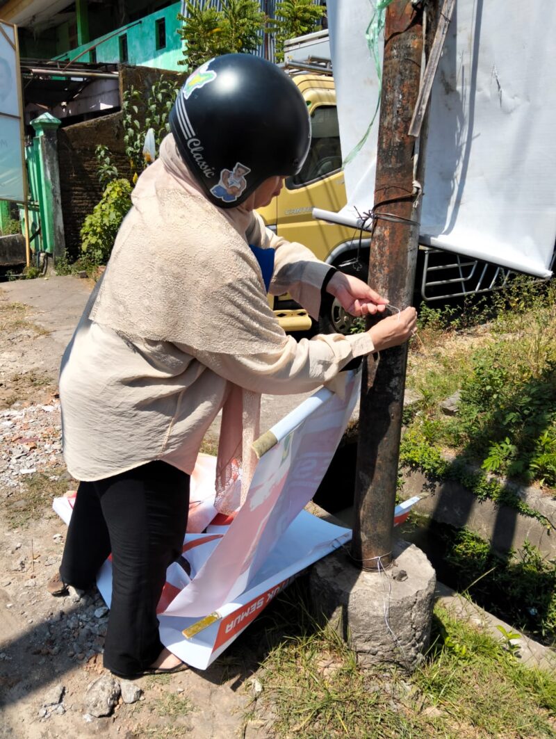 Aksi seorang wanita paruh baya ternyata tertangkap kamera awak media sehingga dengan mudah menjadi perbincangan di berbagai kalangan dan beragam tanggapan.