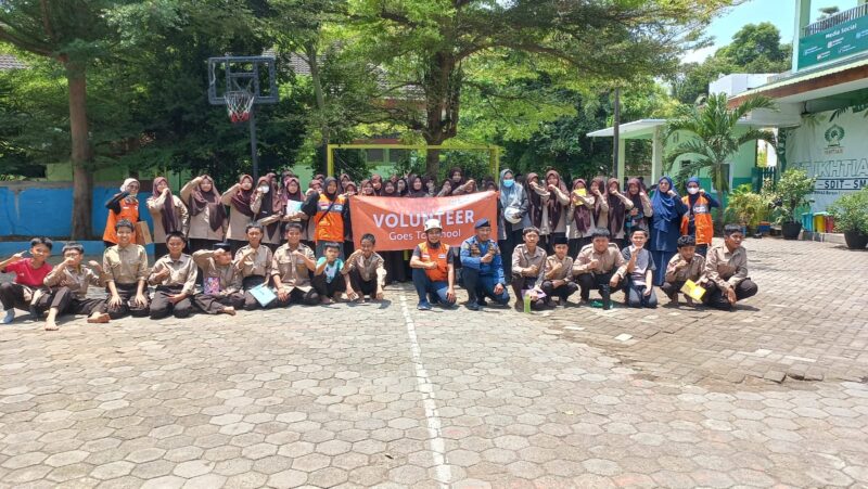 Pelatihan penanggulangan kebakaran bagi siswa dan tenaga pengajar, yang diadakan pada hari Kamis, 17 Oktober 2024.