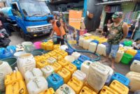 Tim relawan Rumah Zakat memberikan bantuan air bersih kepada warga yang kekurangan pasokan dari PDAM, dengan total 20.000 liter air disalurkan untuk memenuhi kebutuhan masyarakat.