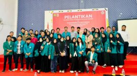 Pelantikan ini dihadiri oleh beberapa pejabat fakultas, termasuk Wakil Dekan FISIP Dr. Muh. Zulkifli Tahir, S.Sos., M.I.Kom., dan Ketua Prodi Komunikasi Fyan Andinasari Kuen, S.IP., M.I.Kom., serta para alumni.