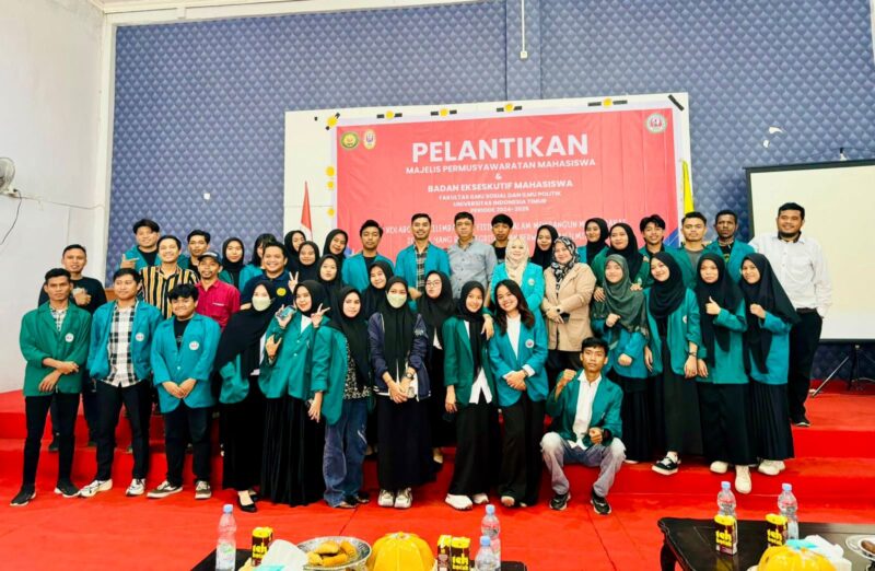 Pelantikan ini dihadiri oleh beberapa pejabat fakultas, termasuk Wakil Dekan FISIP Dr. Muh. Zulkifli Tahir, S.Sos., M.I.Kom., dan Ketua Prodi Komunikasi Fyan Andinasari Kuen, S.IP., M.I.Kom., serta para alumni.