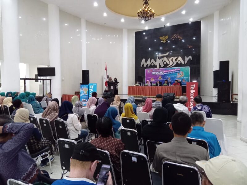 Diskusi dihadiri oleh berbagai kalangan, termasuk penulis, budayawan, dan wartawan, yang menunjukkan antusiasme terhadap pengembangan literasi dan kebudayaan di Sulawesi Selatan.